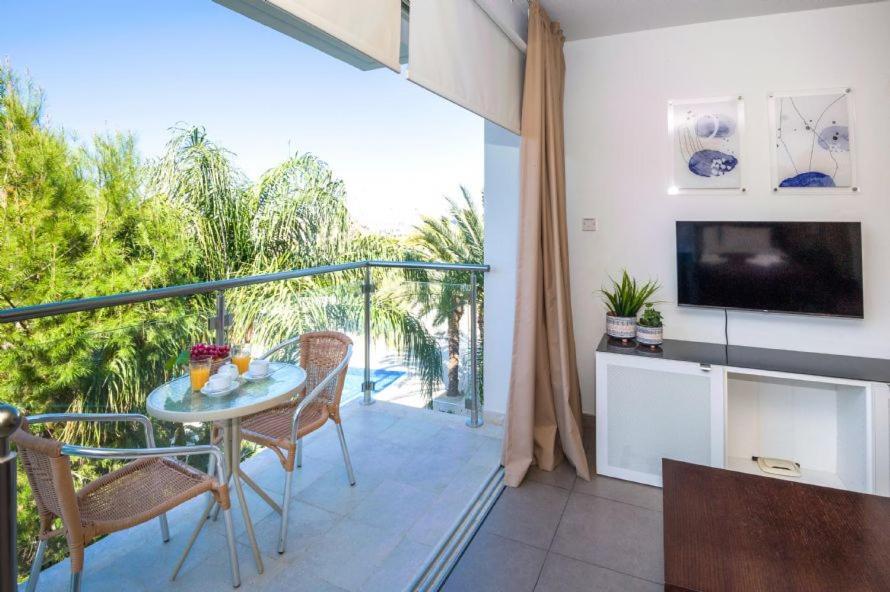 Lucile - Coralli Beachfront Apartment พาราลิมนี ภายนอก รูปภาพ