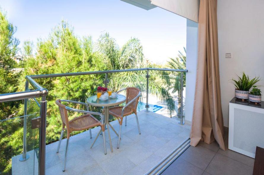 Lucile - Coralli Beachfront Apartment พาราลิมนี ภายนอก รูปภาพ