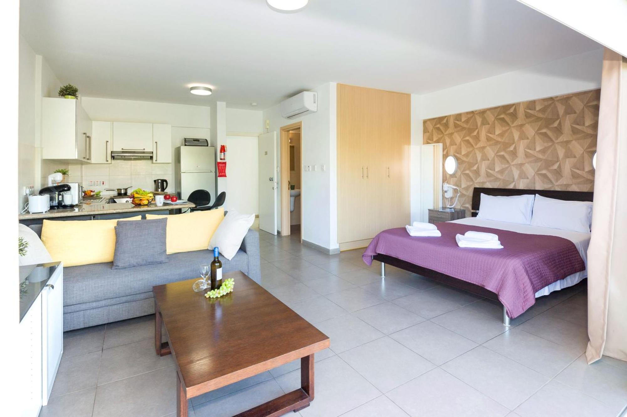 Lucile - Coralli Beachfront Apartment พาราลิมนี ภายนอก รูปภาพ