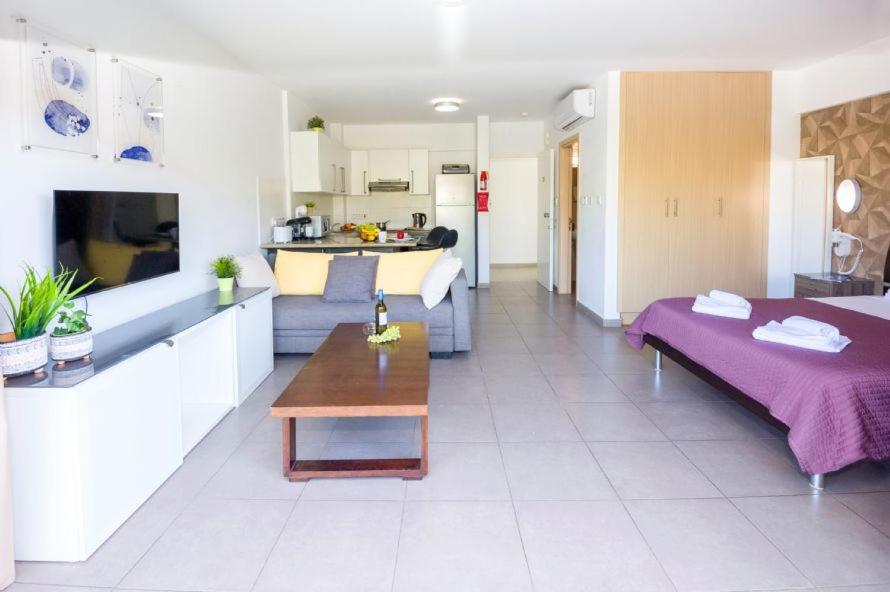 Lucile - Coralli Beachfront Apartment พาราลิมนี ภายนอก รูปภาพ