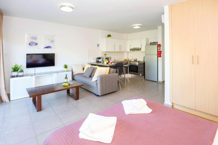 Lucile - Coralli Beachfront Apartment พาราลิมนี ภายนอก รูปภาพ