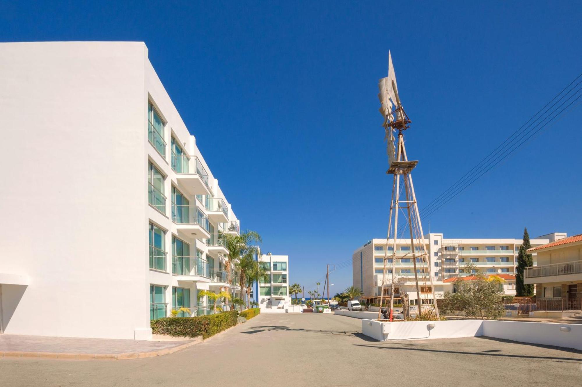 Lucile - Coralli Beachfront Apartment พาราลิมนี ภายนอก รูปภาพ