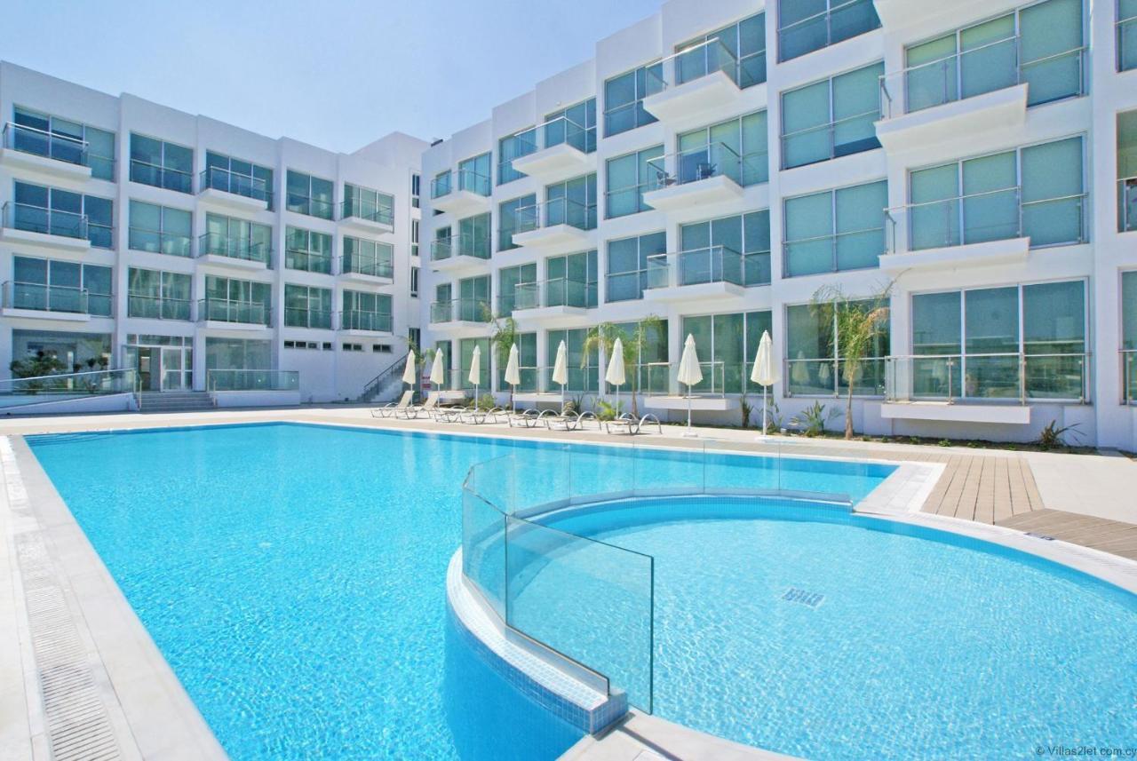 Lucile - Coralli Beachfront Apartment พาราลิมนี ภายนอก รูปภาพ
